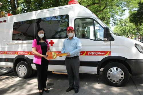 Chuyển giao 20 máy thở, 9 xe cứu thương cho Sở Y tế Hà Nội