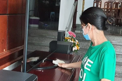 Tiền lương lao động giúp việc gia đình giảm mạnh do Covid-19