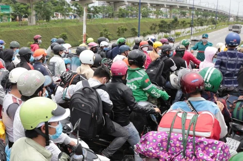 Giữa làn sóng lao động "ồ ạt" về quê, Công đoàn đề xuất thương lượng "lương nghỉ việc"