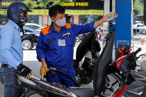 Giá xăng tăng mạnh, xăng RON 95 sắp chạm mốc 21.000 đồng/lít