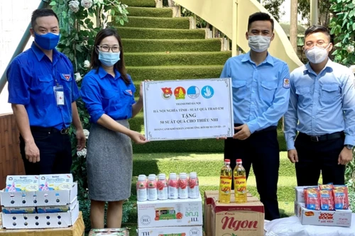 2.000 thiếu nhi nhận quà từ chương trình “Hà Nội nghĩa tình – Suất quà trao em”