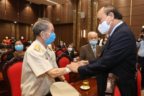 Trao danh hiệu Anh hùng LLVTND cho Đoàn Thanh niên cứu quốc thành Hoàng Diệu