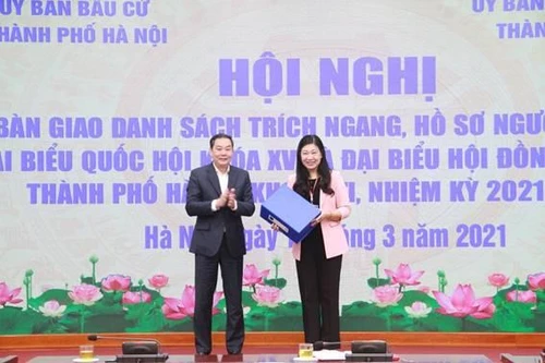 Hà Nội: Bàn giao 260 hồ sơ ứng cử ĐBQH khóa XV và Đại biểu HĐND TP khóa XVI
