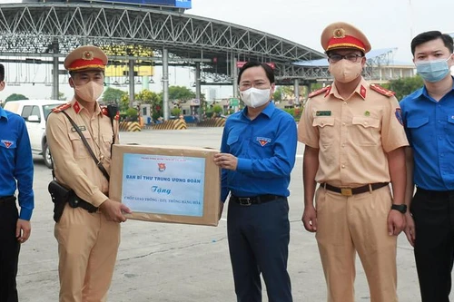 Động viên, tặng quà chốt trực phòng, chống dịch Covid-19 cửa ngõ Thủ đô