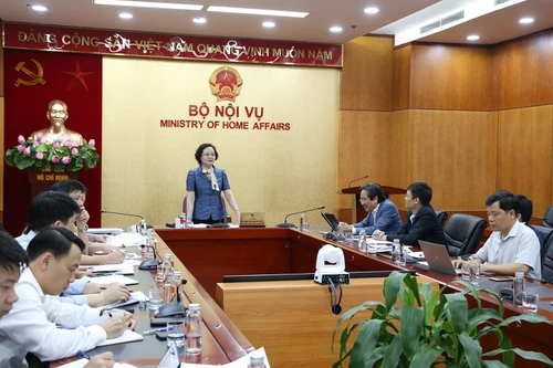 Bộ Nội vụ quy định công chức không mặc quần bò, váy xẻ tà cao ở nơi làm việc