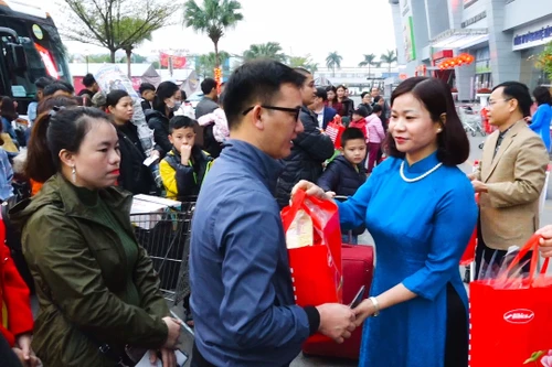 Hà Nội: Tổ chức đưa 1.200 lao động có hoàn cảnh khó khăn về quê đón Tết Nguyên đán