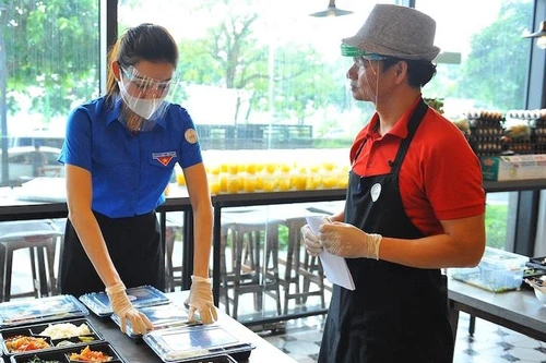 Nghệ sĩ Xuân Bắc livestream vào tận bếp, thêm hàng nghìn suất cơm nghĩa tình