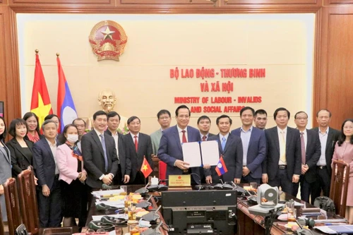 Việt Nam-Lào ký kết thỏa thuận hợp tác về lao động và phúc lợi xã hội