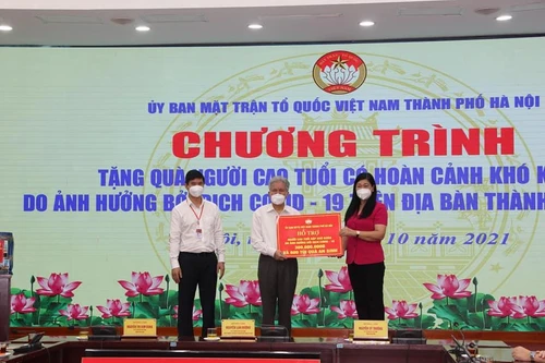 Trao quà tới 600 người cao tuổi có hoàn cảnh khó khăn do dịch Covid-19