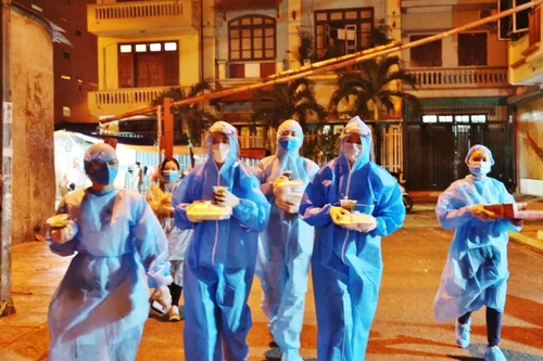 Hà Nội: 3.000 suất cơm mỗi ngày tặng người nghèo, lao động tự do