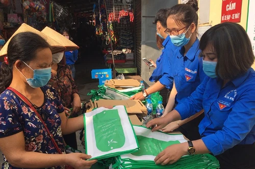 Thanh niên Thủ đô chung tay chống rác thải nhựa tại chợ dân sinh