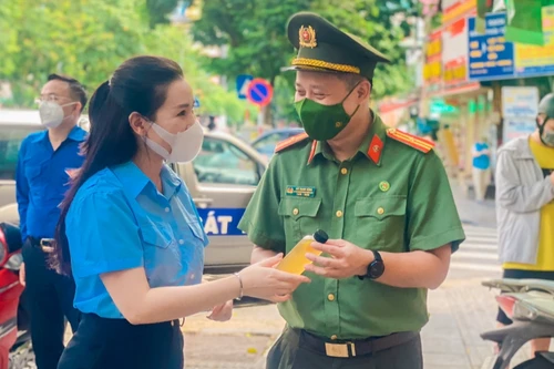 "Ly nước gửi anh" tiếp sức chiến sĩ Công an nơi tuyến đầu chống dịch