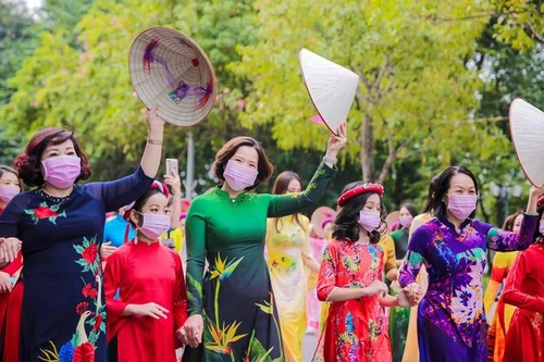 Phụ nữ Thủ đô "mặc áo dài - đeo khẩu trang - đi bầu cử"