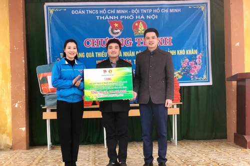 Hơn 600 phần quà tặng thiếu nhi có hoàn cảnh khó khăn Mai Châu, Hoà Bình