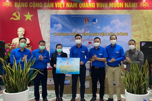Thanh niên Hà Nội tặng quà hỗ trợ công tác phòng, chống dịch bệnh Covid-19 tại Hà Giang