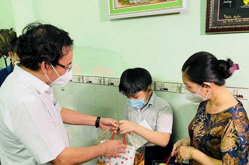 Trẻ em mồ côi vì Covid-19: Ưu tiên sống trong môi trường gia đình