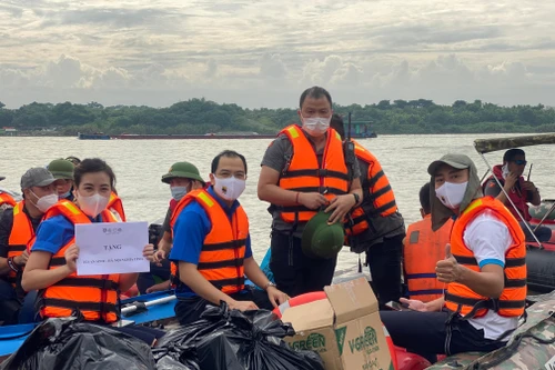 [Ảnh] Cận cảnh đội phản ứng nhanh dùng xuồng hơi trao quà tới hộ nghèo làng chài ven sông Hồng