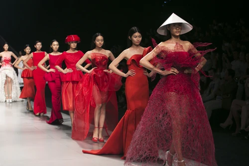 Hoàng Minh Hà làm “bùng nổ” khán phòng Tuần lễ thời trang quốc tế Việt Nam