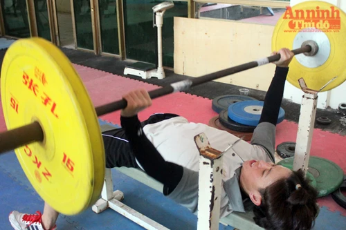 Nữ võ sỹ hạng 48kg nâng tạ 90kg để ép cân tới Olympic Rio