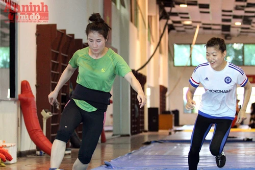 Xem các nữ võ sỹ Việt... đá bóng để ép cân tới Olympic 2016