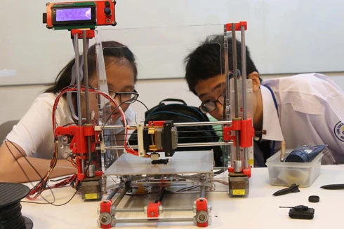 Học sinh RMIT Việt Nam sáng chế thành công robot lau kính