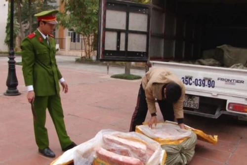 Phát hiện vụ vận chuyển 1,2 tấn thực phẩm bẩn