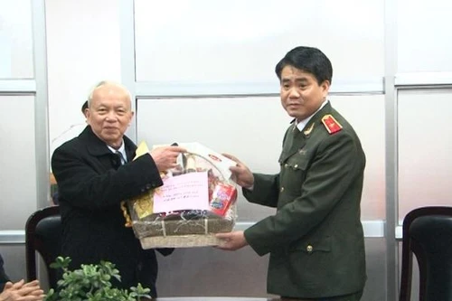 CATP Hà Nội chúc Tết các gia đình chính sách, gia đình làm kinh tế giỏi 