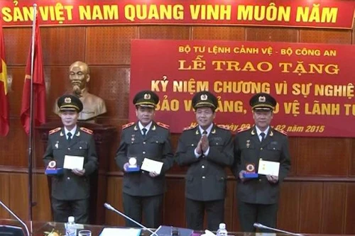 Bộ Tư lệnh Cảnh vệ trao tặng Kỷ niệm chương cho lãnh đạo CATP