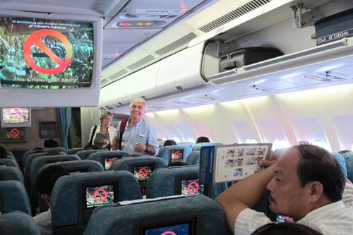 Cố tình hút thuốc, hành khách bị tiếp viên Vietnam Airlines trói