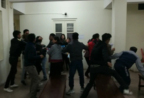 Cuộc ẩu đả bên hành lang tòa án