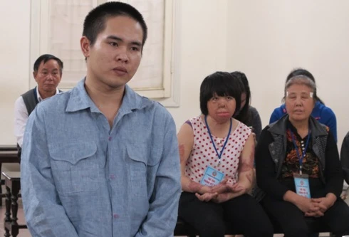 Giận hờn vu vơ, dùng xăng thiêu sống vợ trẻ đang ly thân