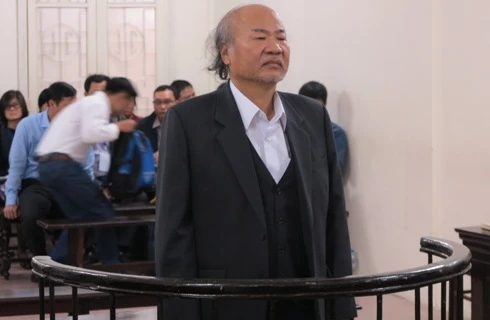 Mở hàng chục tài khoản "hứng tiền" bất chính cho con