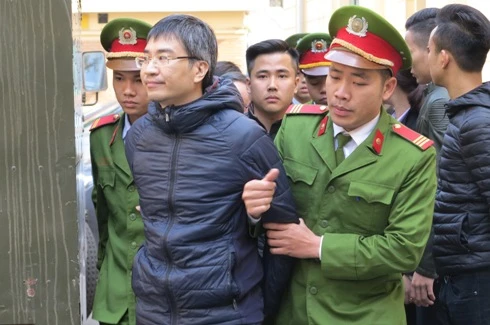 Giang Kim Đạt cùng bố đẻ tái hầu tòa