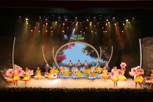 Hào hùng không khí kỷ niệm ngày 30/4 trong chương trình giao lưu nghệ thuật ‘Hào khí Việt Nam’