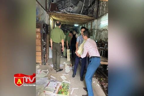 Hà Nội: Phát hiện 6 tấn sách nghi in lậu