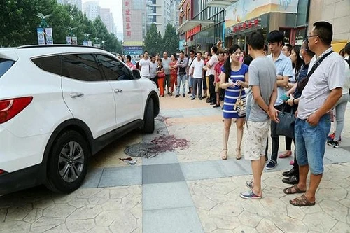 Con trai 2 tuổi chết thảm vì mẹ quá ham nghịch điện thoại