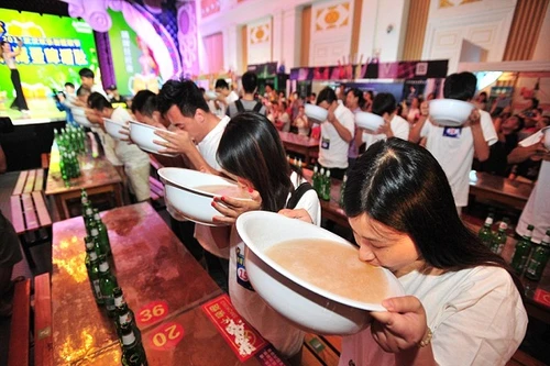 Choáng với cuộc thi uống bia bằng bát to như… bồn rửa mặt