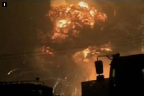 Khoảnh khắc "quả cầu lửa" nuốt chửng bầu trời đêm Thiên Tân 