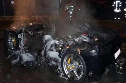 Thiếu gia đốt Ferrari gần 5 tỷ đồng "vòi" cha "tậu" siêu xe đời mới