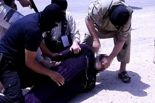 Cải trang thành phụ nữ hòng trốn thoát, chiến binh IS bị chặt đầu dã man