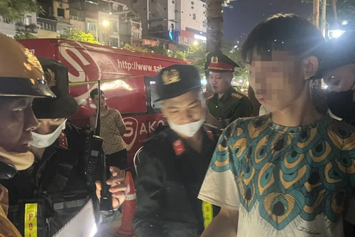 Kiểm tra các đối tượng nghi vấn trên đường phố, 'lộ' ma túy