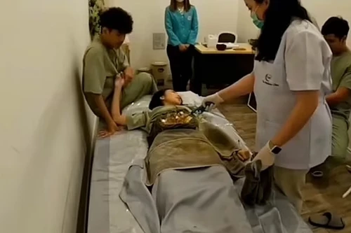 Người mẫu Thái Lan bị bỏng nặng khi trị liệu bằng nhiệt