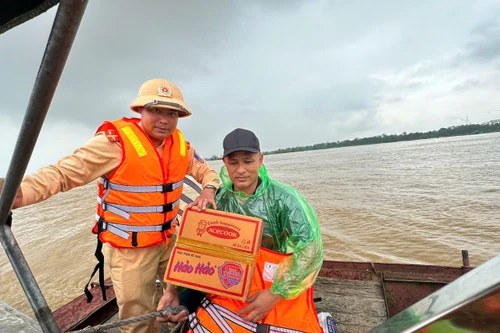 Hình ảnh CSGT đường thủy Thủ đô tuần tra 24/24h, hỗ trợ người dân vạn chài chống lũ