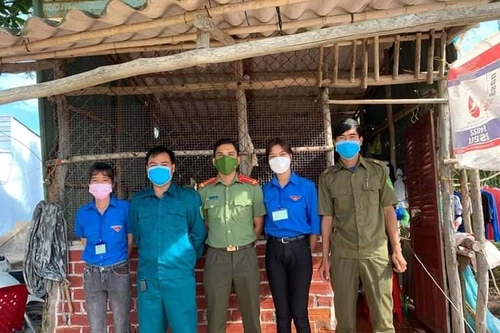 Anh tình nguyện viên nghèo và những bó rau muống đầy nghĩa tình 