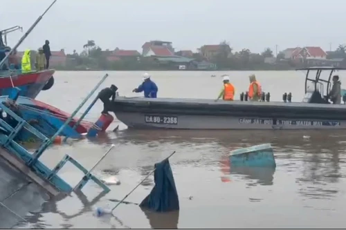 CSGT đường thuỷ cứu 9 người bị gió lốc xô lật thuyền 