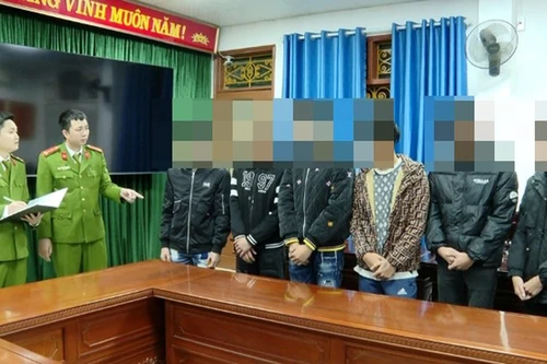 Triệu tập các đối tượng hành hung người tại sân bóng