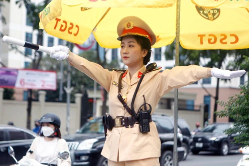 Một ngày bận rộn của ‘bóng hồng’ Cảnh sát giao thông Thủ đô