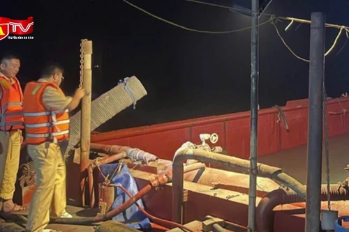 Bắt giữ 5 tàu khai thác cát trái phép ở cửa biển Nam Định