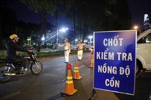 Vi phạm nồng độ cồn, nữ lái xe U70 bị xử phạt 2,5 triệu đồng