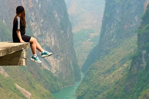 Cấm du khách chụp ảnh ở mép sân có góc chụp bao trọn sông Nho Quế